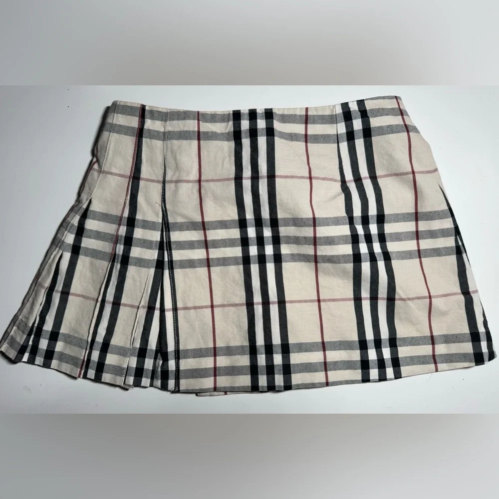 vintage burberry skirt - never worn bought it 2 years ago it was so to small - Picture 4 of 4